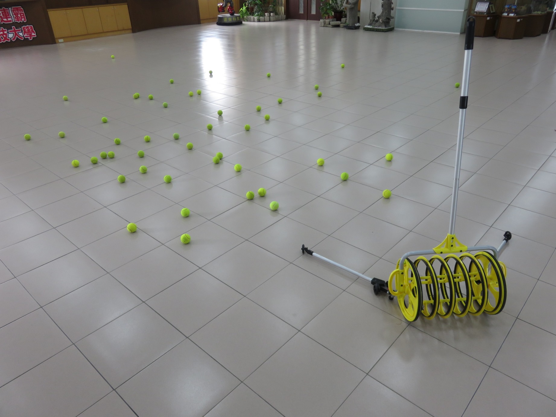 A High-Efficiency and Manpower-Saving Ball Collecting Device