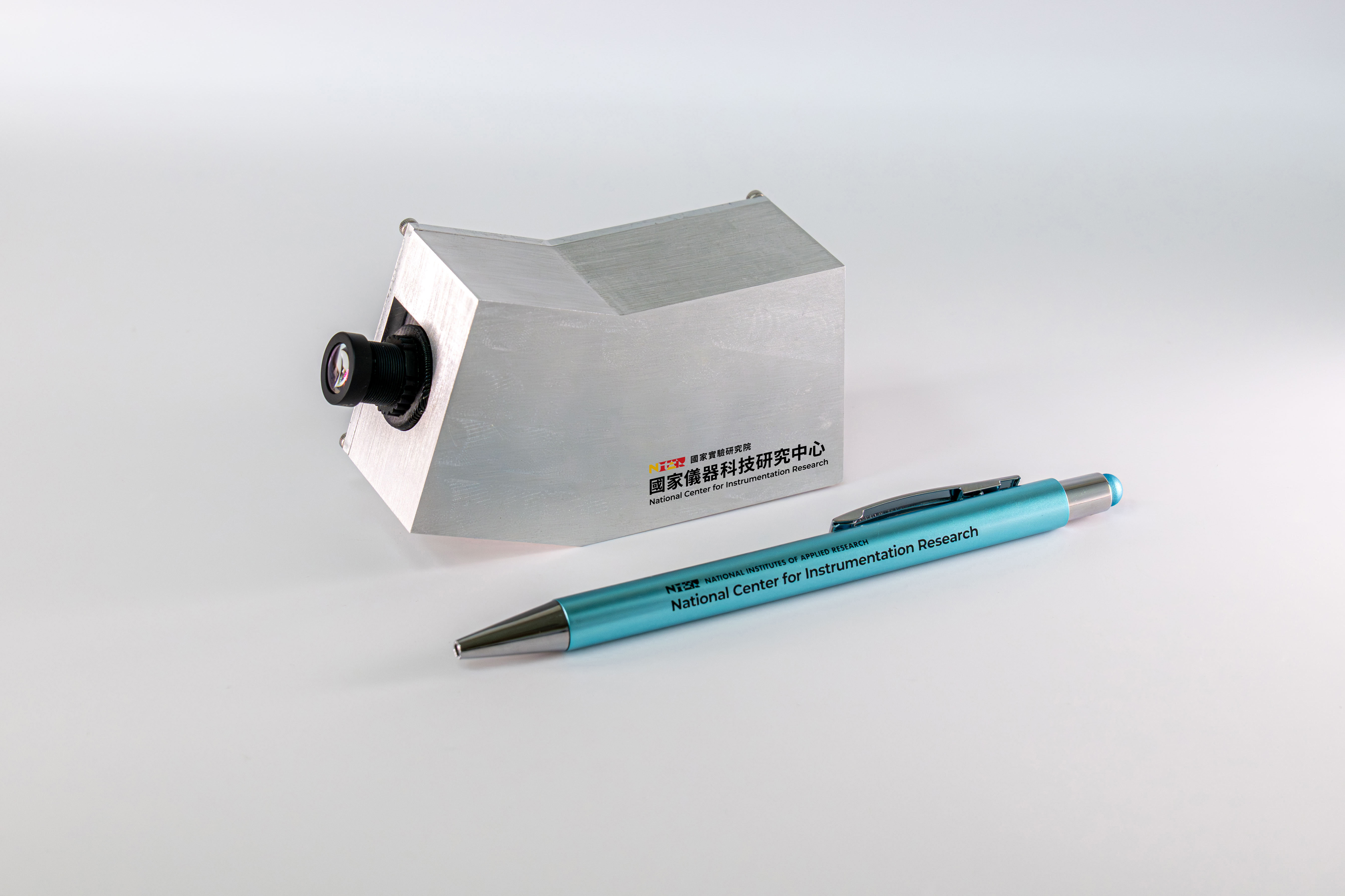 Hyperspectral microscopy image analysis R&D service platform: Miniature Pushbroom Hyperspectral Imager